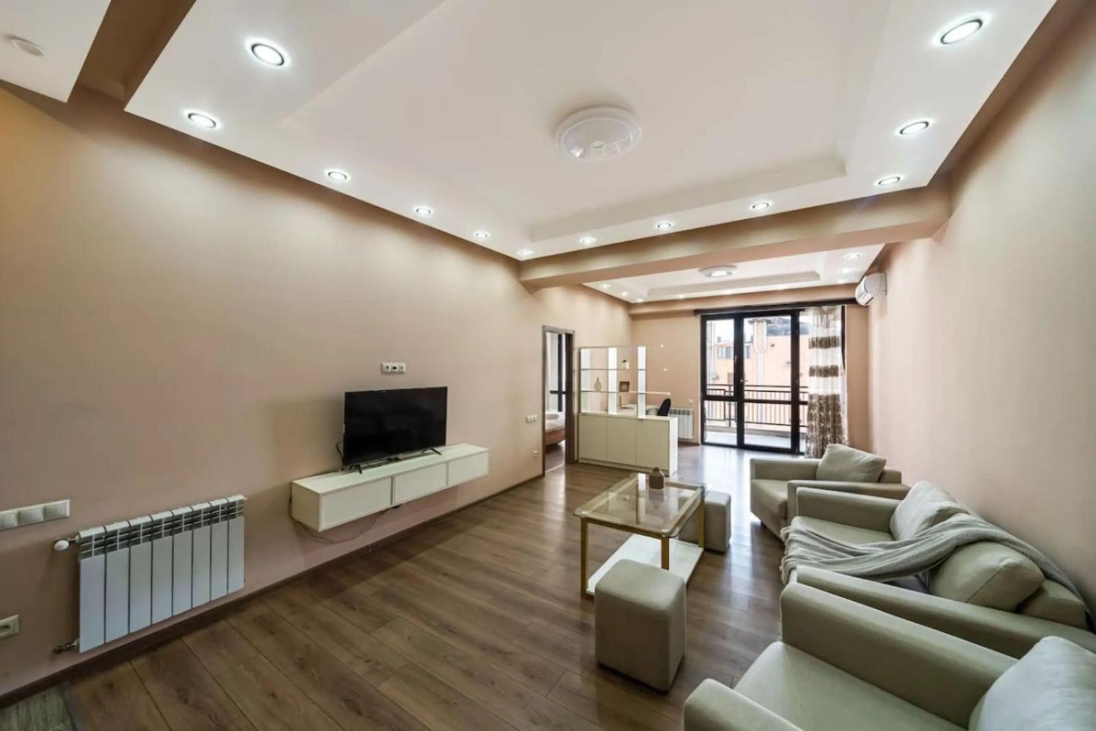 Fantastic Apartments Near Republic Square, Perfect Location, Mystreet Company 예레반 외부 사진